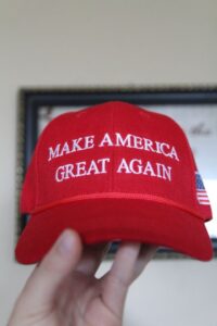 미국우선주의를 연상시킬 수 있는 MAGA 사진